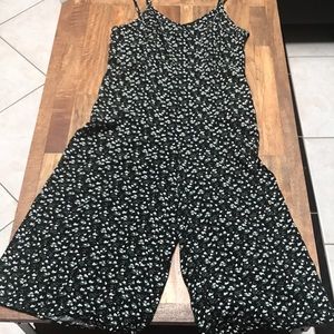 💥SALE💥Old Navy Floral Cropped Jumpsuit